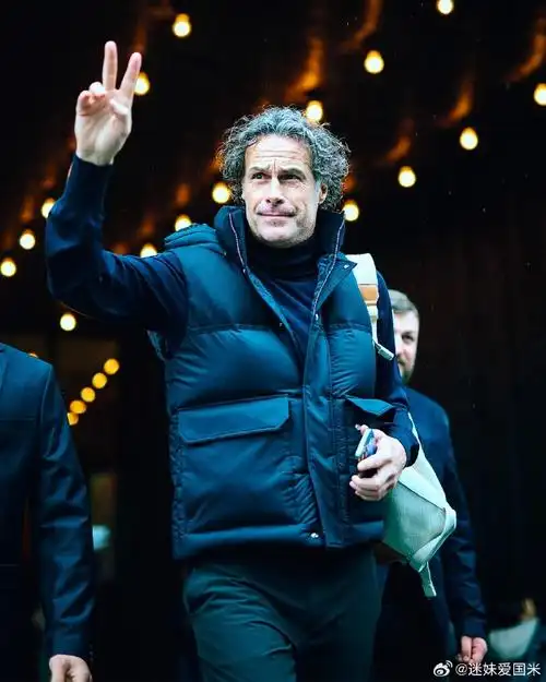 还有三冠王代表和第一颗星代表马佐拉和瓜尔内里今晚会出现在看台