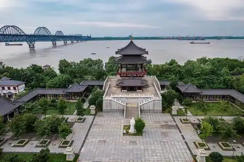 八里湖公园湖延八里,云横九派.傍晚,去九江八里湖公园看个夕阳.
