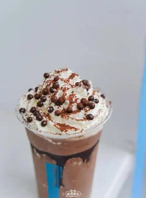 表面洒上法芙娜脆珠和可可粉