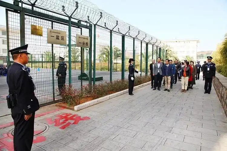 阳春三月走进高墙让爱心接力