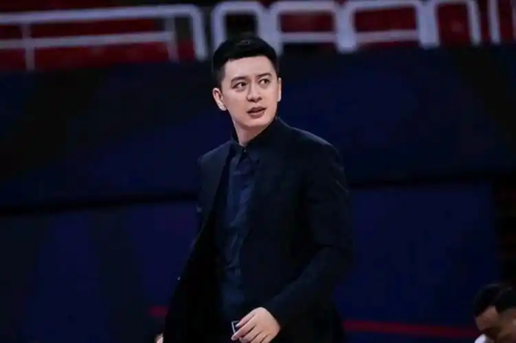 晴天霹雳杨鸣意外下课外教担任主教练辽宁男篮三连冠悬了
