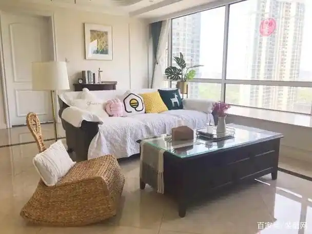 为大家总结一组客厅不带阳台户型的几种设计,大致分为 飘窗,落地窗