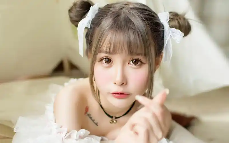 可爱丸子头女孩养眼写真图片桌面壁纸