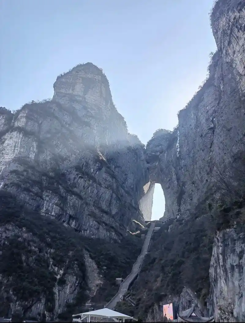 张家界天门山 张家界天门洞,据说爬过这999步天梯,就如同 - 抖音