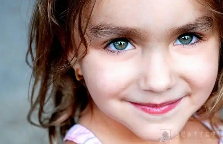 身边就有一双美丽的眼睛.  雨过天晴,我陪着朋友出去买书.他叫阳光.