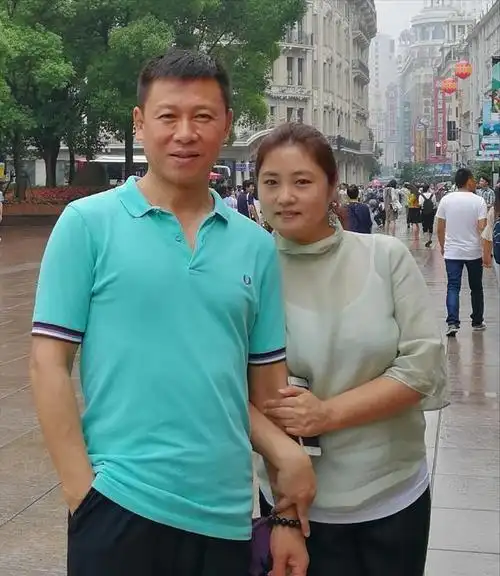 胡亚捷与妻子汤静:一边互相嫌弃,一边不离不弃,活成儿子的榜样