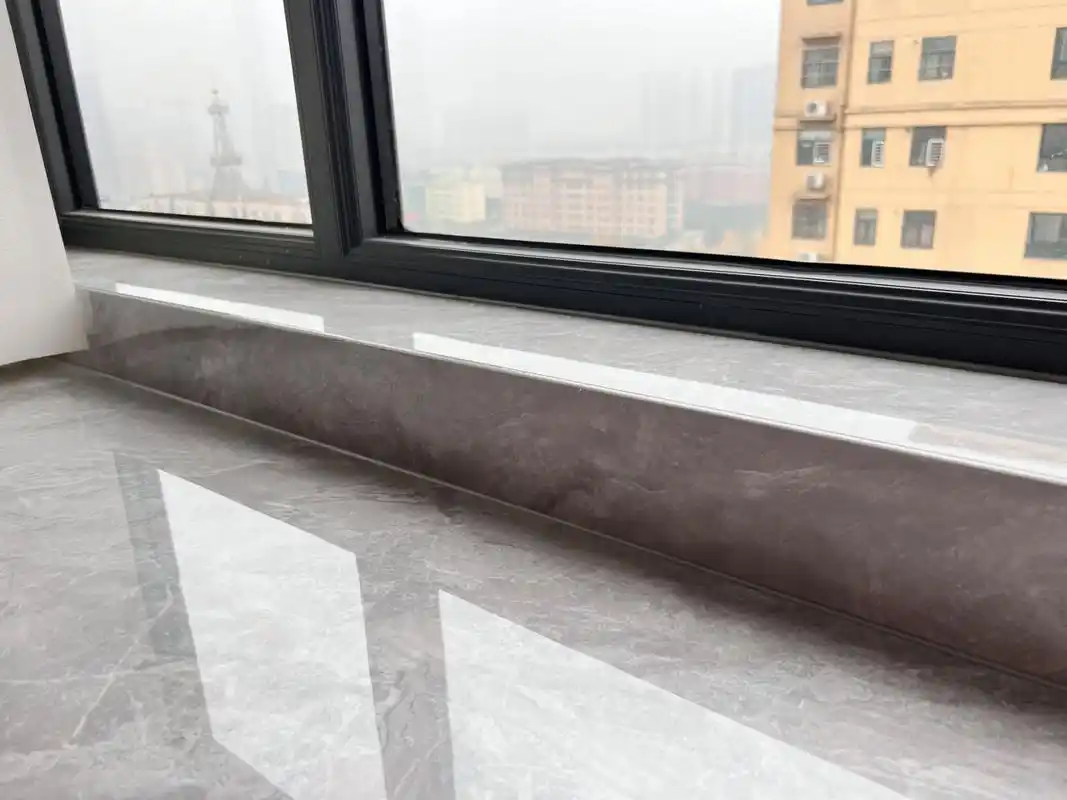 瓷砖铺完的长条边角料让师傅不要弄坏,放到最后把窗台石也铺上,如图