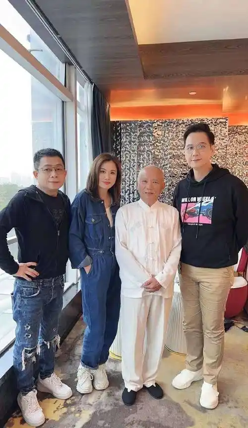 陈启泰张文慈夫妇齐聚大陆,亿万富翁网红罕见亮相_陈懿恒_观众_肩膀