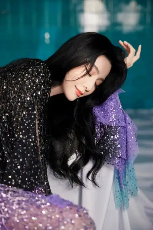 范冰冰超话@范冰冰身着georges hobeika2023秋冬渐变亮片流苏裙出席