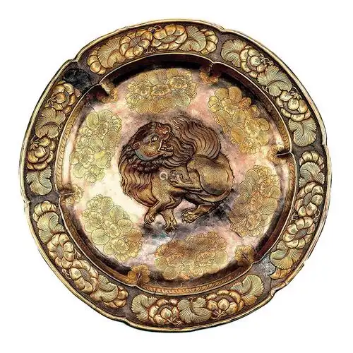 唐银鎏金錾刻宝相花狮子纹小盖罐