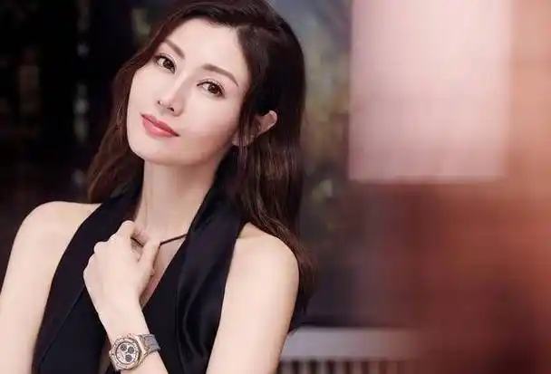 们整天提心吊胆,当时有这样的说法:最富不过李嘉诚,最美不过李嘉欣