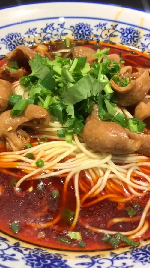 红烧肥肠面配方:砂仁1.5克,草果2克,香叶1.5克,白扣3克,陈皮2克,干辣