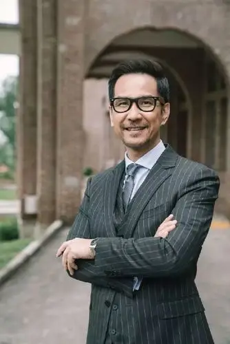 何宝文(右一),著名粤语相声表演艺术家,曾任广州市相声艺术学会秘书