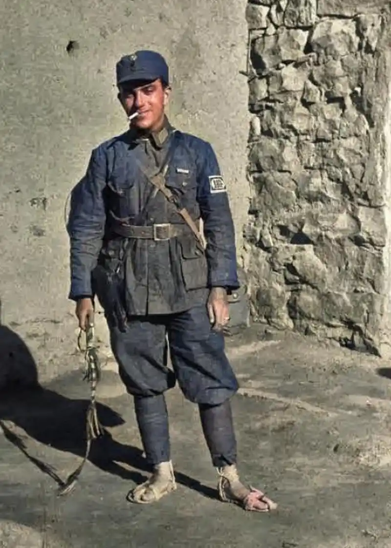 在抗战时期,有一位八路军战士,穿戴着破旧的军装,脚