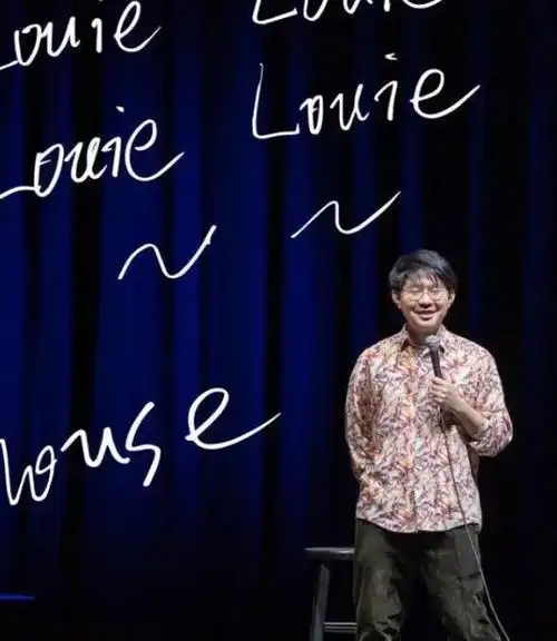 又一位脱口秀演员塌房,被无限期禁演,原因管不住嘴诋毁子弟兵