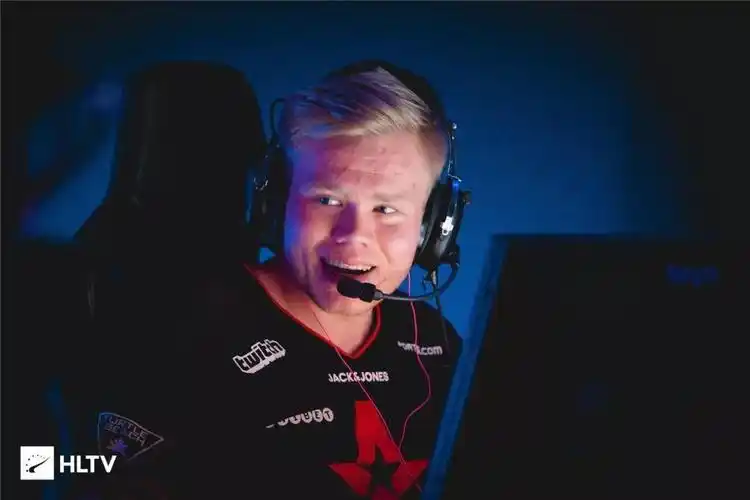 csgo:因实力太强而被队伍踢掉的他,却走上冠军之路!