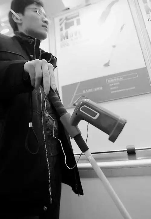 躺在床上就可以干干净净"洗个澡";拥有一个智能麦克风,盲人朋友k歌时