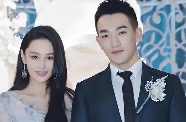 张馨予晒田园美照时尚短裙搭配雨靴好接地气老公视角下笑容甜