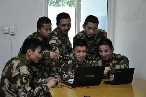 自拍警营大片武警福州支队新训官兵闹新春