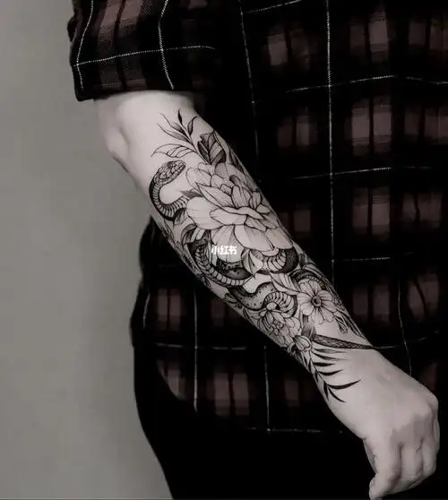 厦门纹身分享暗黑素花蛇手臂纹身