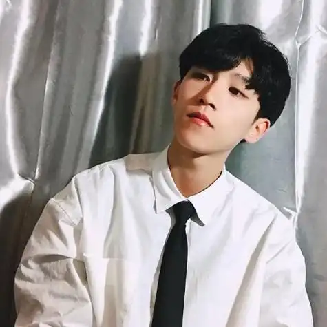 白衬衣黑领带帅气男子好看的男生头像图片