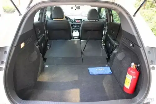 放倒二排后,车尾箱空间相当可观,要容纳大件物品不是难事.