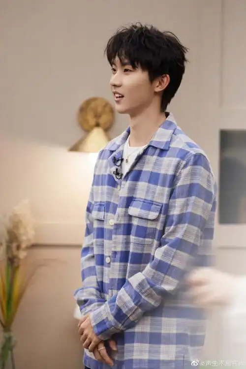 马嘉祺声生不息紫色格子衫造型#马嘉祺声生不息宝岛季最新剧照二宫格