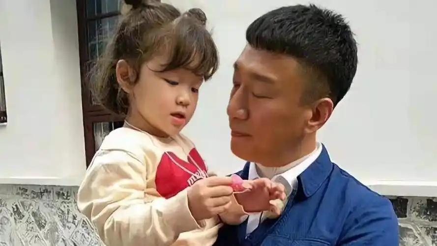 孙红雷一家三口游玩被偶遇女儿正脸首曝光长得一点不像爸爸