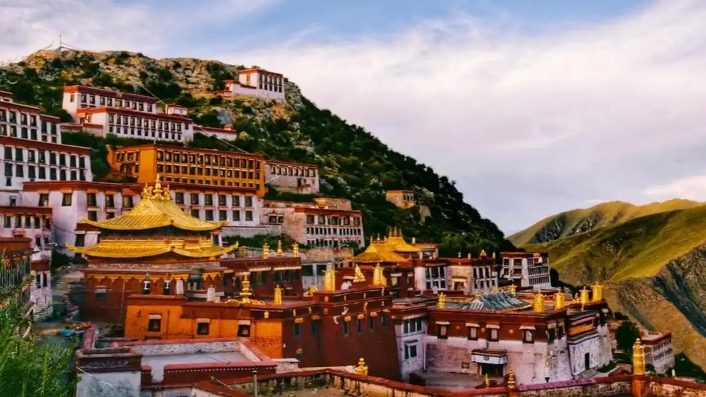 拉萨市主要旅游景点  西藏自治区首府拉萨是一个神秘而又美丽的高原