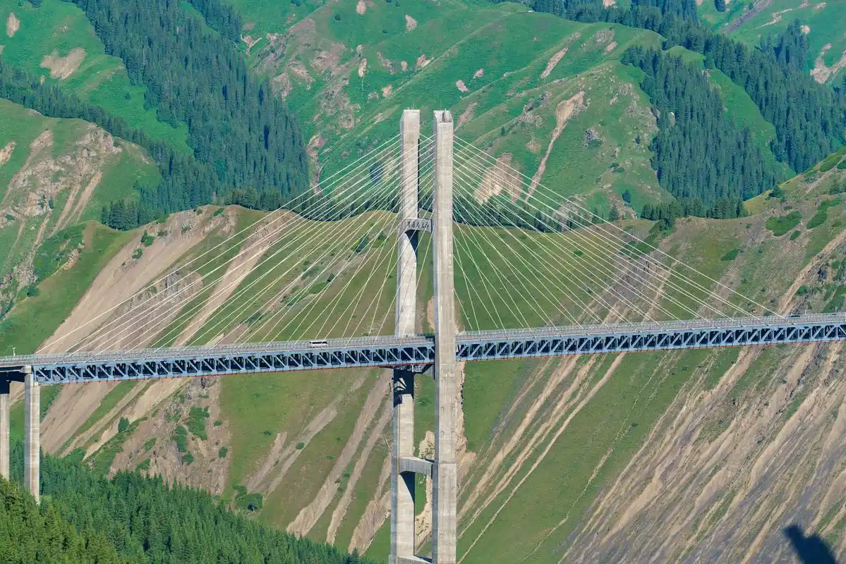 果子沟大桥,是中国新疆境内高速路上一条重要的桥梁,被誉为"天路之桥"