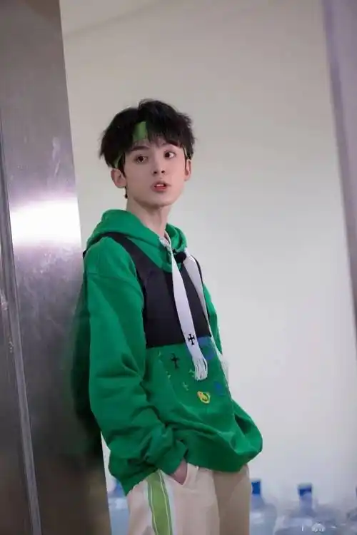 左航九宫格花絮:青春洋溢的发带少年和绿色适配度,被噘嘴可爱到!