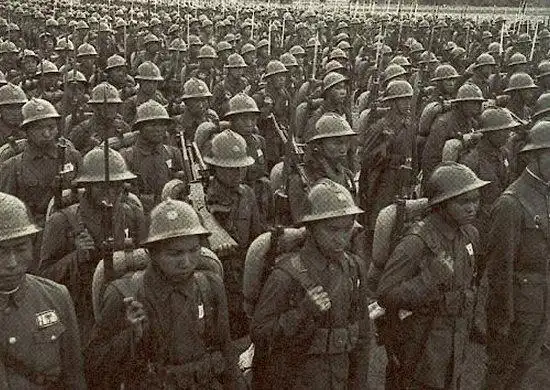 头戴法式钢盔的滇军