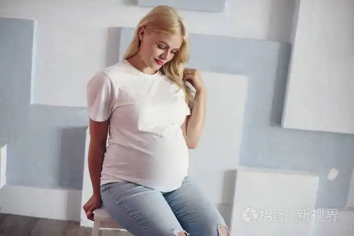 摄影棚里大肚子的漂亮孕妇照片-正版商用图片28ghuu-摄图新视界