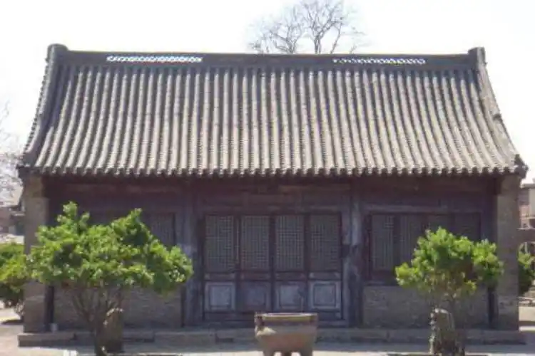 北方农村常见.东四胡同里的硬山式屋顶,默默地藏在四合院里.