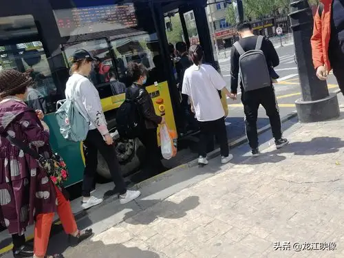 市民素质高,自发排队上公交车文明出行,哈市这种现象已经很普遍