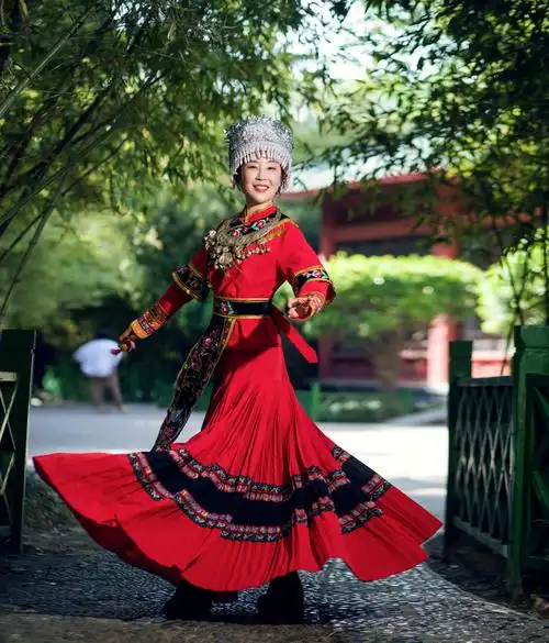 古老的记忆 那个红色的香囊 坠满苗家人的期望 而历经沧桑的 红苗族