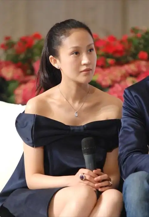 鲍蕾长发和短发的感觉真不一样穿露肩裙还素颜清纯感挺迷人的