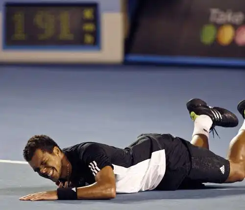 图文:特松加3-0尤兹尼 趴在地上庆祝胜利