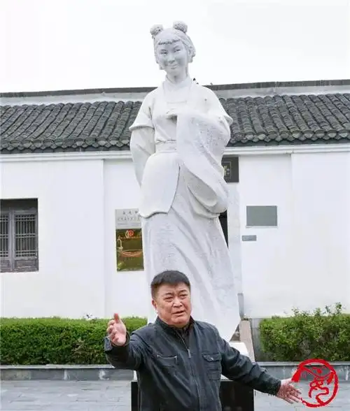 严凤英先生的大儿子王小亚饱含深情地叙述了他母亲与罗岭血脉相融的