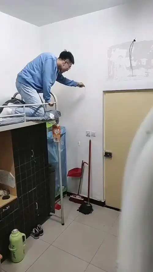 男生宿舍关灯的乐趣,你们体验过吗?