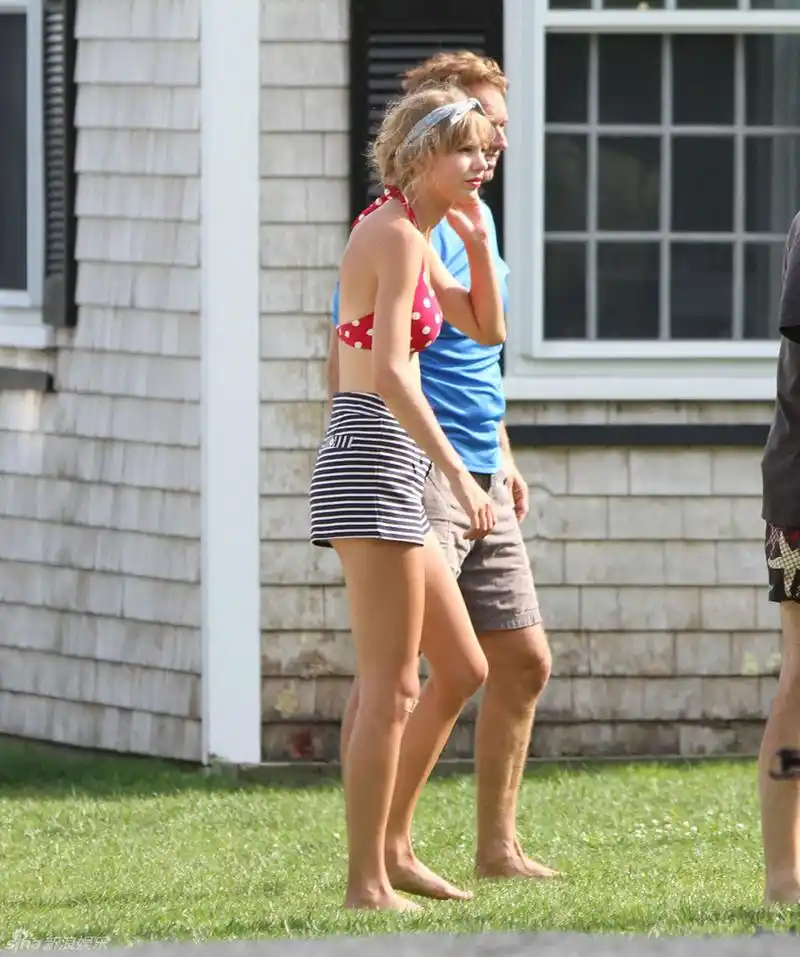 p>泰勒·斯威夫特(taylor swift),1989年12月13日出生于美国宾夕法尼