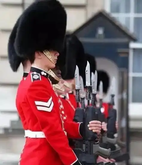 【英国】皇家卫兵高高熊皮帽威风凛凛,下了班住的比监狱还糟糕|士兵