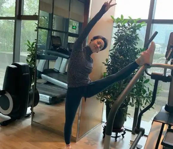 1/ 6提起娱乐圈内的"师生恋"大家肯定会想到佟大为和关悦夫妇,两人