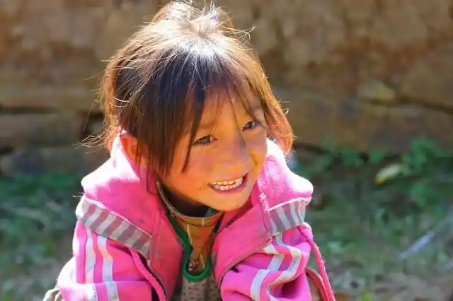 孩子脸上灿烂的笑容