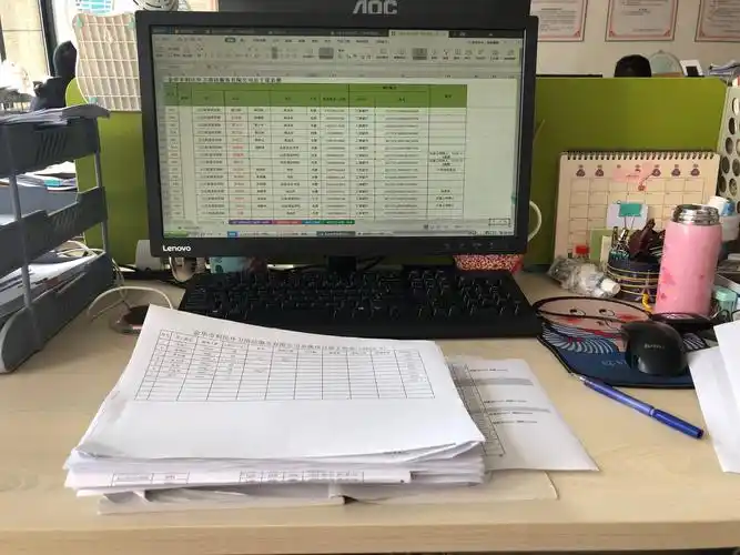 这是妈妈的办公桌,每个月,她的桌前都会堆着厚厚的一堆和工资有关的