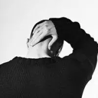 qq头像男生背影黑白伤感落寞的 思念已成烟被吹散