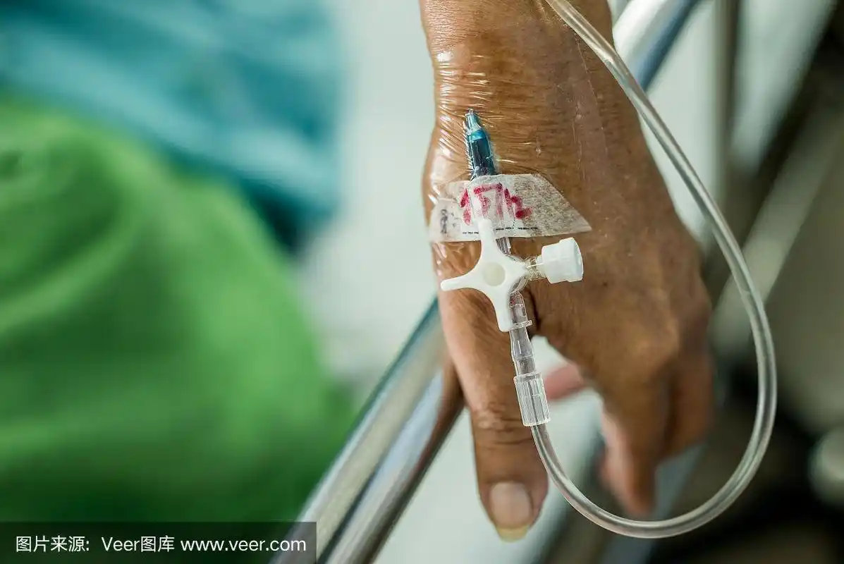 在病床上用手将静脉注射管连接到病人的手上
