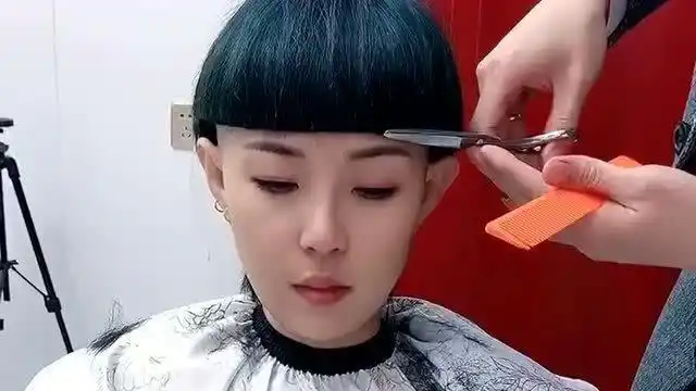 在理发店剪的锅盖头,美女顾客表示非常满意,说是今年流行的发型!