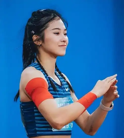 田径第一美女吴艳妮麻花辫不是我的幸运发型单纯是为了好看
