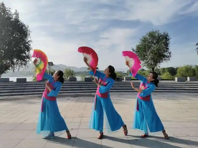 扇子舞《牡丹花与放羊娃》